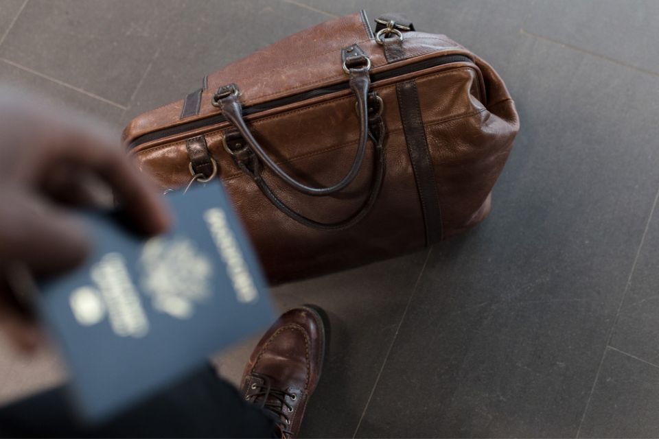 Quelles matières choisir pour éviter les vêtements froissés en voyage d'affaires ?